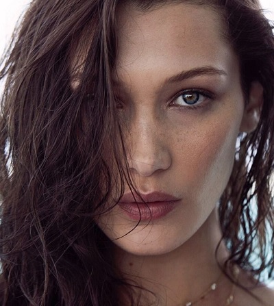 敬虔なイスラム教徒の父を持つベラ（出典：https://www.instagram.com/bellahadid）