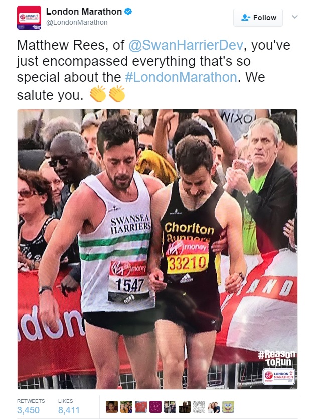 ゴール前で他の走者に寄り添う男性（出典：https://twitter.com/LondonMarathon）