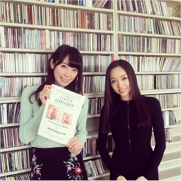 松井咲子と宮本笑里（出典：https://www.instagram.com/emirimiyamoto）