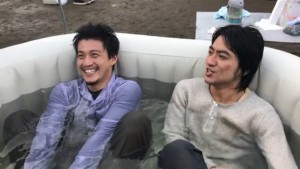 【エンタがビタミン♪】小栗旬、極寒の川に大ジャンプ！　「水も滴るいい男」の声