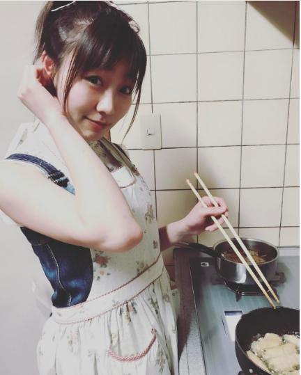 エプロン姿の須田亜香里（出典：https://www.instagram.com/akarisuda）