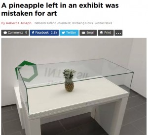 【海外発！Breaking News】誤って展示されたパイナップルを見学者じっくりと鑑賞（スコットランド）
