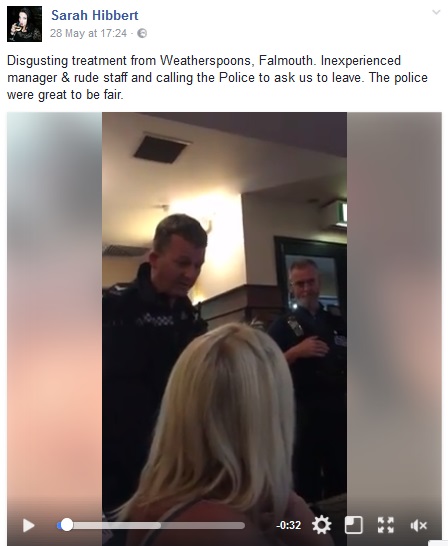 パブ側と揉め、警察沙汰になった女性客（画像は『Sarah Hibbert 2017年5月28日付Facebook』のスクリーンショット）