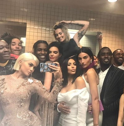 「恒例のトイレ自撮りよ」とカイリー・ジェンナー（出典：https://www.instagram.com/kyliejenner）