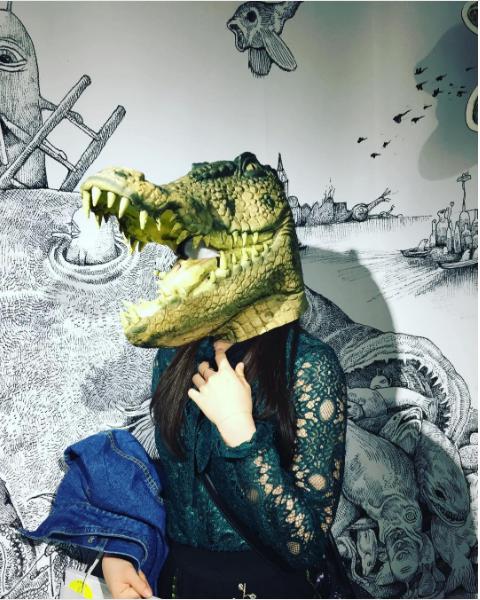 ワニを被る松井玲奈（出典：https://www.instagram.com/renamatui27）