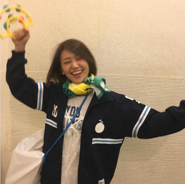 岡ジャーとタンバリンが似合う大島優子（出典：https://www.instagram.com/yuk00shima）