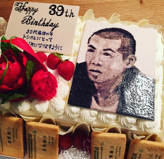 タカ曰く「お葬式みたいと話題になった」トシへの誕生日ケーキ（出典：https://www.instagram.com/taka.tkg）