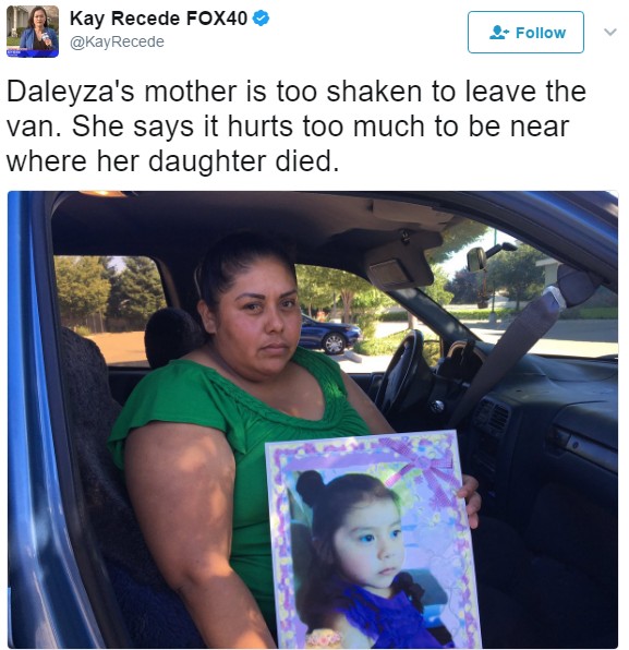 3歳の娘を亡くした母親（画像は『Kay Recede FOX40 2017年6月17日付Twitter「Daleyza's mother is too shaken to leave the van.」』のスクリーンショット）