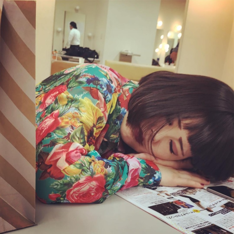 居眠りするブルゾンちえみ（画像は『あばれる君 2017年6月25日付Instagram「細胞レベルで休んでるー？！」』のスクリーンショット）