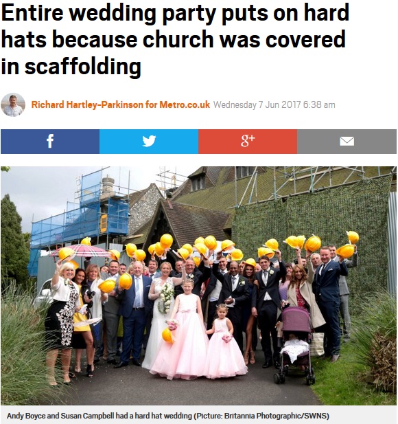 揃いのヘルメットを手に記念撮影（画像は『Metro　2017年6月7日付「Entire wedding party puts on hard hats because church was covered in scaffolding」（Picture: Britannia Photographic/SWNS）』のスクリーンショット）