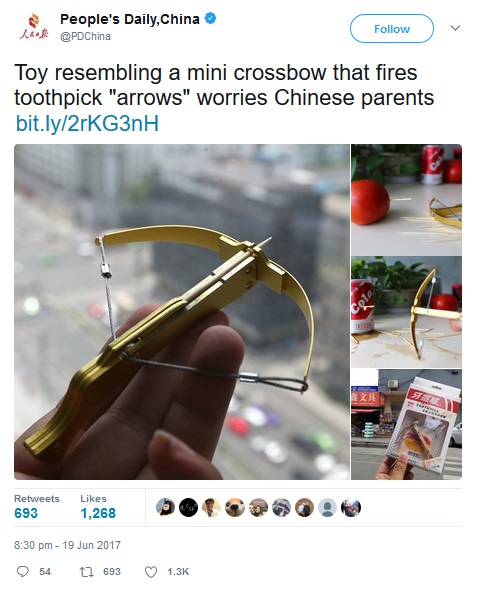 ミニチュア弓矢の危険性を憂慮する中国の親たち（画像は『People's Daily,China 2017年6月20日付Twitter「Toy resembling a mini crossbow that fires toothpick“arrows”worries Chinese parents」』のスクリーンショット）