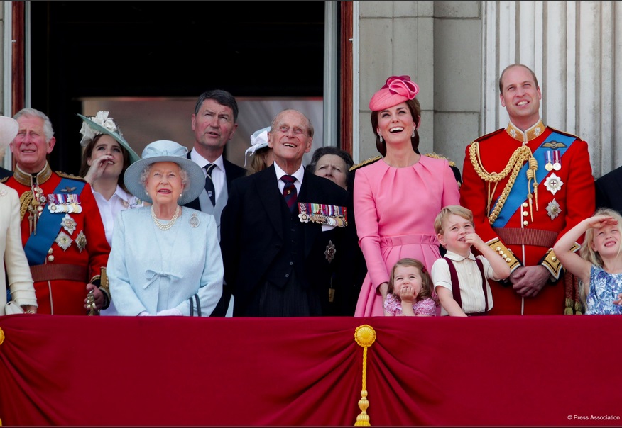 専属シェフが語った英王室メンバーの食事とは…（画像は『Kensington Palace　2017年6月18日付Twitter「The Queen and members of The Royal Family gather on the balcony of Buckingham Palace to watch the Royal Air Force Red Arrow display.」』のスクリーンショット）