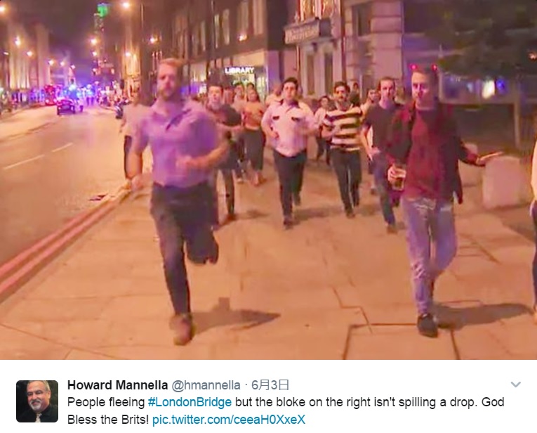 ビールを持ったまま襲撃から逃げる男性（右）（画像は『Howard Mannella 2017年6月3日付Twitter「People fleeing ＃LondonBridge but the bloke on the right isn't spilling a drop. God Bless the Brits!」』のスクリーンショット）