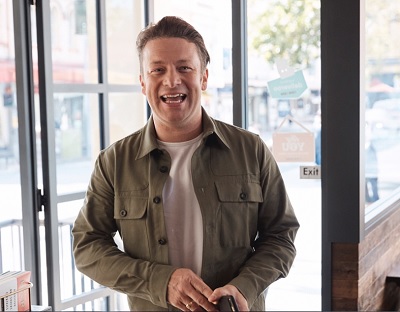 ジェイミー・オリヴァー「どうか食事に来て！」（画像は『Jamie Oliver 2017年5月8日付Instagram「Loving my time with the ＠jamiesitalianparramatta team in Sydney on Monday - you guys are incredible!! Xx」』のスクリーンショット）