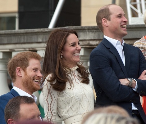 キャサリン妃を囲む王子達（画像は『Kensington Palace 2017年5月14日付Instagram「Today, The Duke of Cambridge, The Duchess of Cambridge and Prince Harry are hosting a party at Buckingham Palace in honour of the children of those who have died serving in the Armed Forces.」』のスクリーンショット）