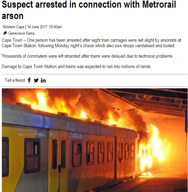 放火された列車（画像は『IOL News　2017年6月14日付「Suspect arrested in connection with Metrorail arson」（Picture: Leon Knipe）』のスクリーンショット）