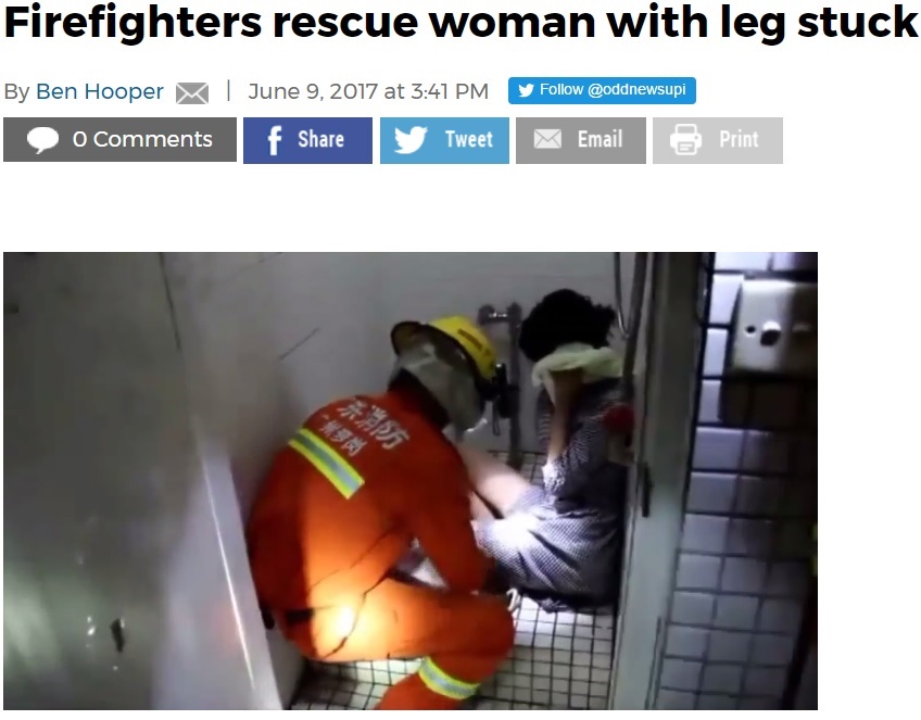 若い女性の左足が便器奥にすっぽり（画像は『UPI.com　2017年6月9日付「Firefighters rescue woman with leg stuck in toilet drain」』のスクリーンショット）