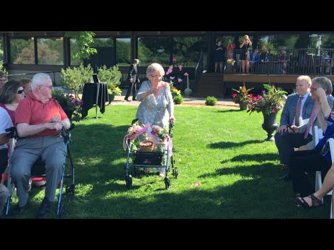 フラワーガールを務めた92歳女性（画像は『Inside Edition　2017年7月7日公開 YouTube「92-Year-Old Grandma Wows Guests as Flower Girl in Wedding With Decorated Walker」』のサムネイル）
