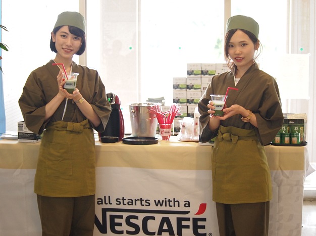 熊谷市役所内に設置された「アイス抹茶」無料試飲ブース