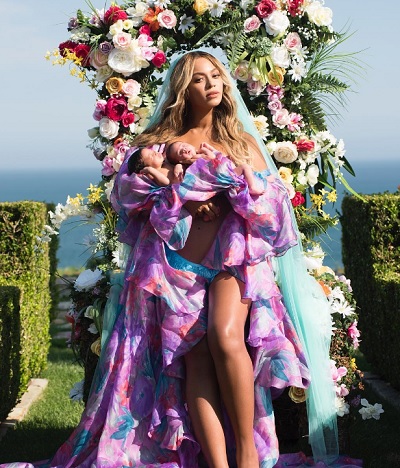 双子を抱くビヨンセ（画像は『Beyoncé　2017年7月14日付Instagram「Sir Carter and Rumi 1 month today.」』のスクリーンショット）