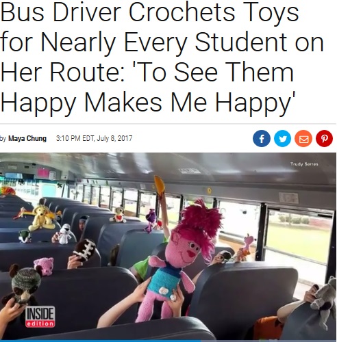 貰ったプレゼントを掲げる子供たち（画像は『Inside Edition　2017年7月8日付「Bus Driver Crochets Toys for Nearly Every Student on Her Route:‘To See Them Happy Makes Me Happy’」』のスクリーンショット）