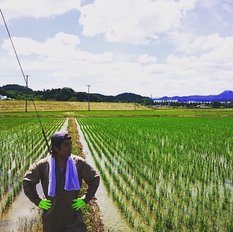 栗原市の子育て支援PR動画に登場した狩野英孝（画像は『狩野英孝　2017年7月3日付Instagram「栗原市。」』のスクリーンショット）