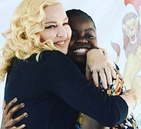 マドンナと養子マーシーちゃん（画像は『Madonna　2017年7月13日付Instagram「So. Proud of Mercy James!」』のスクリーンショット）