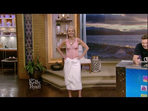 朝のトーク番組で話題の水着を披露したケリー（画像は『LIVEKellyandRyan　2017年6月15日公開 YouTube「Kelly Reveals Her Dad Bod Swimsuit」』のサムネイル）