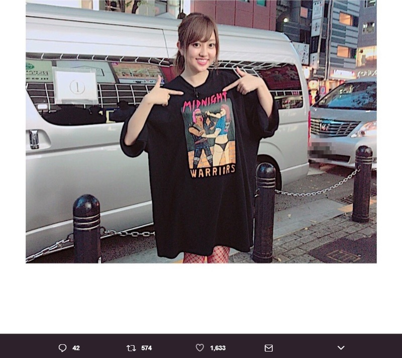 同じTシャツを着ている人を探す菊地亜美（画像は『菊地亜美　2017年7月8日付Twitter「今渋谷でロケ中なのですが、このTシャツと同じTシャツを持ってる方いますか？」』のスクリーンショット）