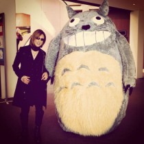 【エンタがビタミン♪】YOSHIKI、パリで“トトロ”に遭遇　X JAPANライブを前に癒される