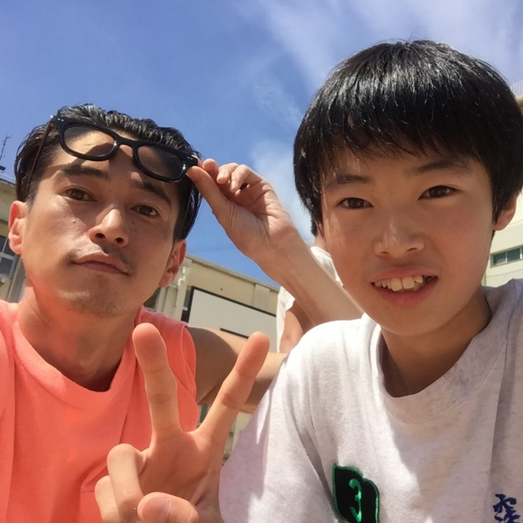 窪塚洋介と長男（画像は『YOSUKE KUBOZUKA 2017年7月1日付Instagram「＃yosuke_kubozuka“Class observation of an emergency drill in Junior high school”」』のスクリーンショット）