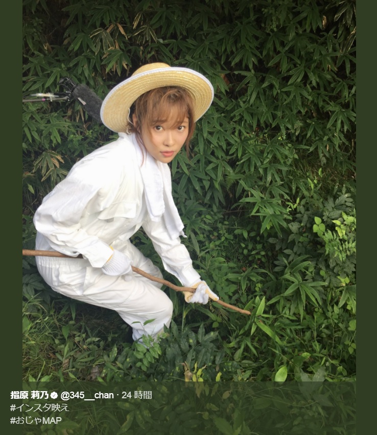 ツチノコを探す指原莉乃（画像は『指原莉乃　2017年8月9日付Twitter「＃インスタ映え ＃おじゃMAP」』のスクリーンショット）