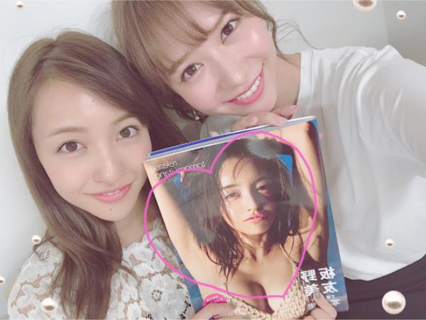 板野友美と河西智美（画像は『tomomi kasai　2017年8月30日付Instagram「友がサイン入り写真集くれました」』のスクリーンショット）