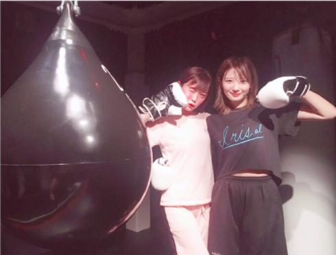 ボクササイズを楽しむ元NMB48の2人（画像は『岸野里香　2017年8月4日付Instagram「ジムに行って来ました～」』のスクリーンショット）