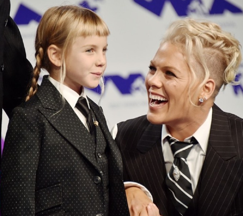 P!NK「いろいろな美があっていい」（画像は『Video Music Awards　2017年8月28日付Instagram「Please give me a moment while my heart completely melts! Video Vanguard recipient ＠pink ＋ her daughter are red carpet goals.」』のスクリーンショット）