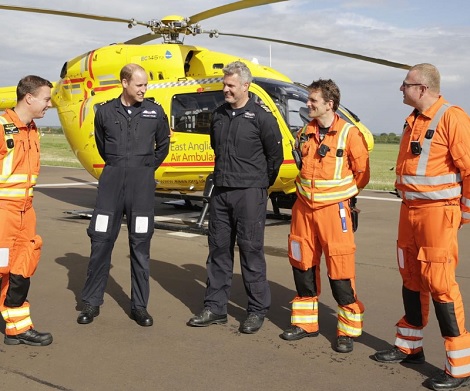 救命に尽力した王子（画像は『Kensington Palace　2017年7月28日付Instagram「The Duke of Cambridge completes his final shift as a pilot with East Anglian Air Ambulance today.」（PA）』のスクリーンショット）