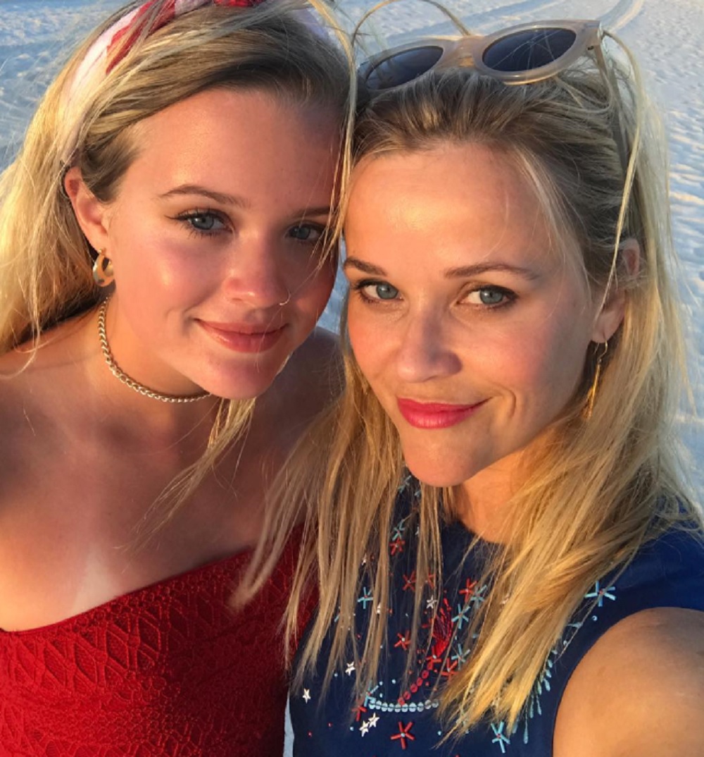 5歳になる末っ子も迷うほどソックリな母娘（画像は『Reese Witherspoon　2017年7月5日付Instagram「Happy 4th y'all!」』のスクリーンショット）