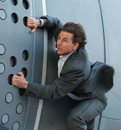 危険なスタントもこなすトム（画像は『Mission: Impossible　2015年11月17日付Facebook』のスクリーンショット）