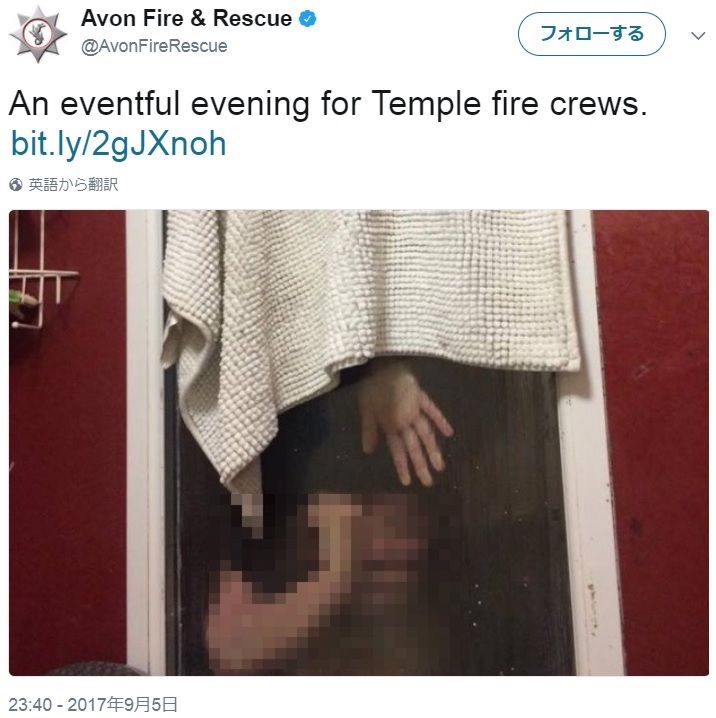 トイレで逆さ吊りになった女性を消防隊が救助（画像は『Avon Fire ＆ Rescue　2017年9月5日付Twitter「An eventful evening for Temple fire crews.」』のスクリーンショット　画像を一部加工しています）
