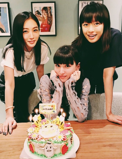 鈴木えみの誕生日を祝う榮倉奈々とMEGBABY（画像は『EMI SUZUKI　2017年9月19日付Instagram「めぐ奈々が誕生日のお祝いをしてくれた」』のスクリーンショット）