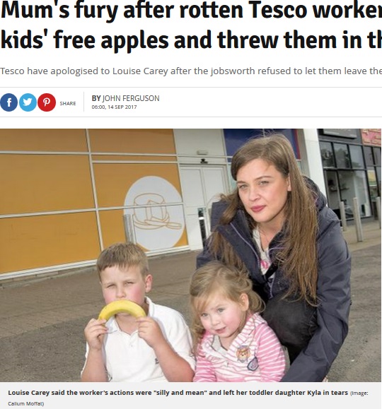 意地悪な店員に不快な思いをした親子（画像は『Daily Record　2017年9月14日付「Mum's fury after rotten Tesco worker confiscated her kids' free apples and threw them in the bin」（Image: Callum Moffat）』のスクリーンショット）