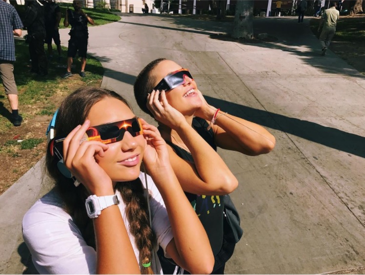 皆既日食を観察するマディー・ジーグラーとケイト・ハドソン（画像は『Kate Hudson　2017年8月22日付Instagram「Quick time-out!」』のスクリーンショット）