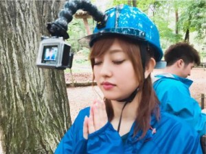 【エンタがビタミン♪】菊地亜美“ゴープロアイドル”の貫録　ヘルメット被り拝む姿が神々しい