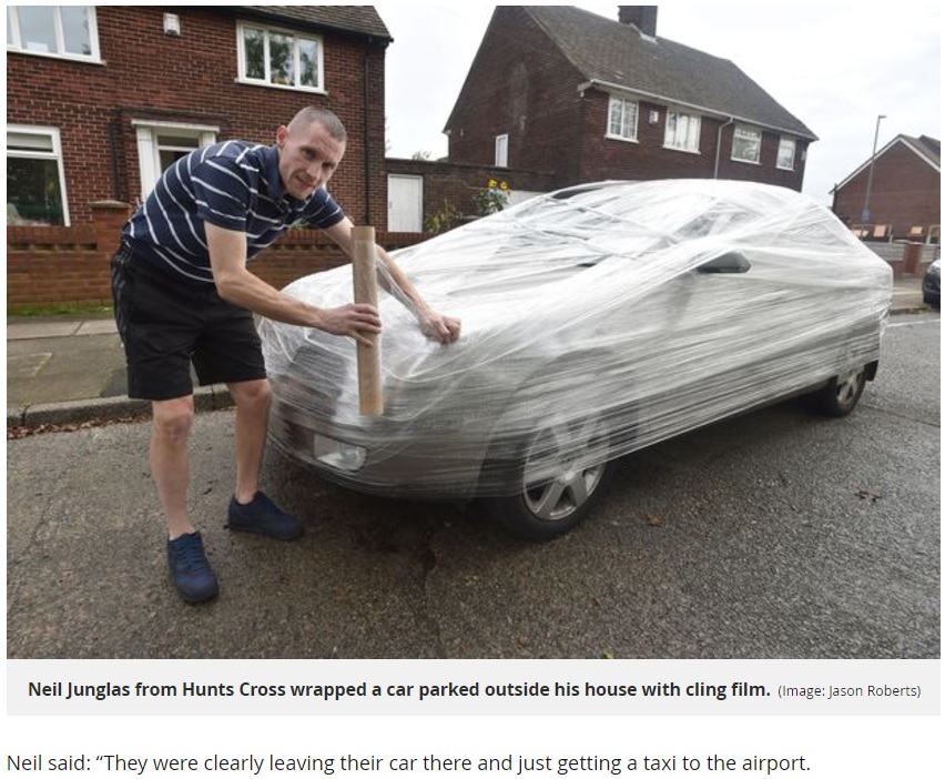 自宅前に勝手に駐車された男性、ラップで報復（画像は『Liverpool Echo　2017年9月23日付「Man cling-filmed car because he's sick of people parking outside his house and going on holiday」（Image: Jason Roberts）』のスクリーンショット）