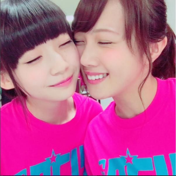 まるで姉妹みたいな荻野由佳と永島聖羅（画像は『永島聖羅　2017年8月29日付Instagram「NGT48おぎゆか」』のスクリーンショット）