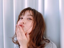 【エンタがビタミン♪】佐々木希　“投げキッス”ショットに「天使降臨」の声