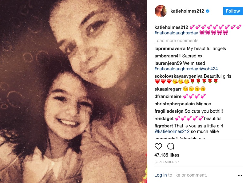 スリちゃんと母ケイティ・ホームズ（画像は『Katie Holmes　2017年9月28日付Instagram「＃nationaldaughterday」』のスクリーンショット）