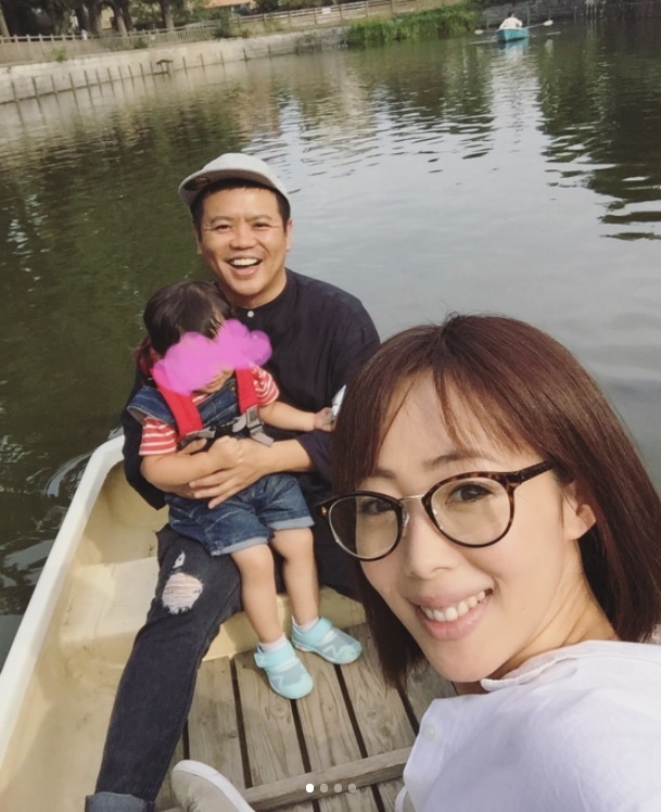 家族でボートに乗る井上和香（画像は『井上和香　2017年9月30日付Instagram「今日は家族で公園へ！」』のスクリーンショット）