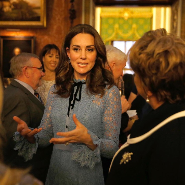 確かに爪は自然のまま（画像は『Kensington Palace　2017年10月11日付Instagram「The Duchess of Cambridge also met guests, many of whom have been working in the mental health sector for years.」』のスクリーンショット）