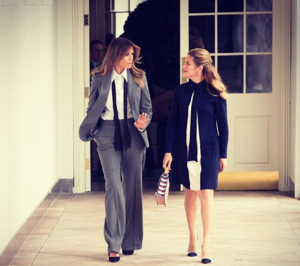 メラニア夫人のファッションが話題に（画像は『First Lady Melania Trump　2017年10月12日付Facebook「Enjoyed hosting Sophie Trudeau at the ＠WhiteHouse today.」』のスクリーンショット）